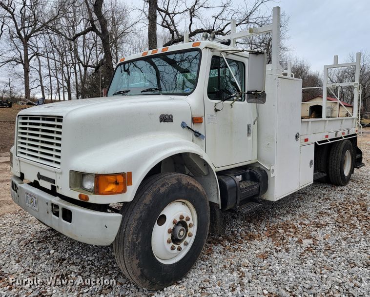image for item JE9151 1998 International 4900  utility / service truck