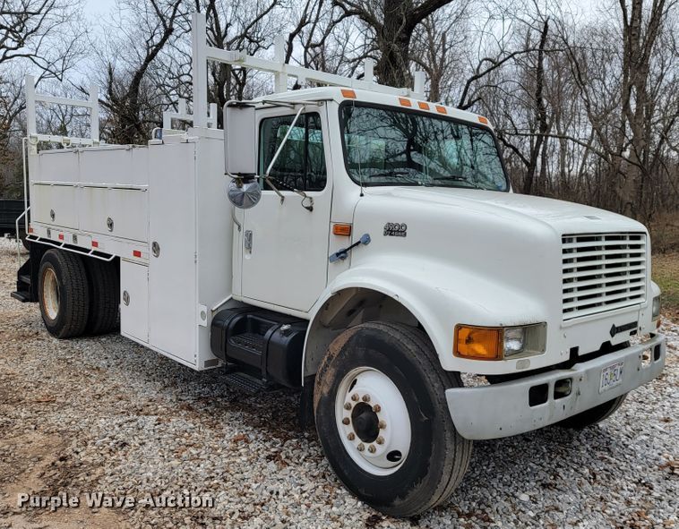 image for item JE9151 1998 International 4900  utility / service truck