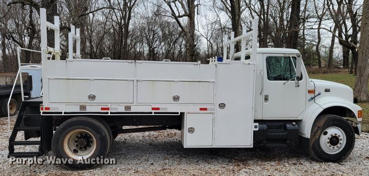 image for item JE9151 1998 International 4900  utility / service truck