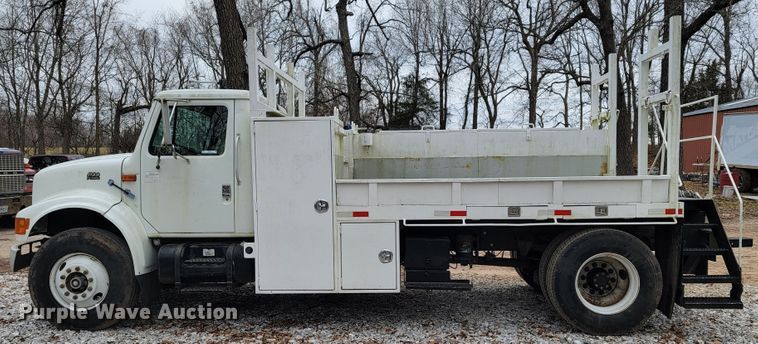 image for item JE9151 1998 International 4900  utility / service truck