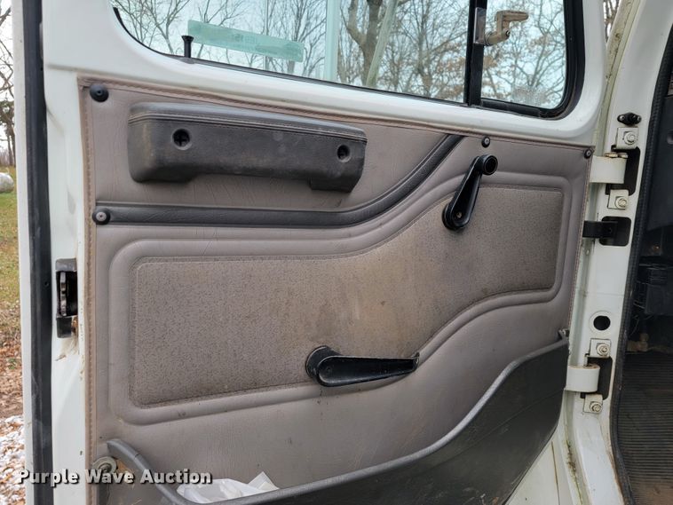 image for item JE9151 1998 International 4900  utility / service truck