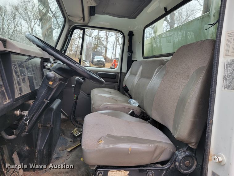 image for item JE9151 1998 International 4900  utility / service truck