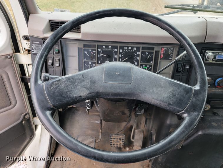 image for item JE9151 1998 International 4900  utility / service truck