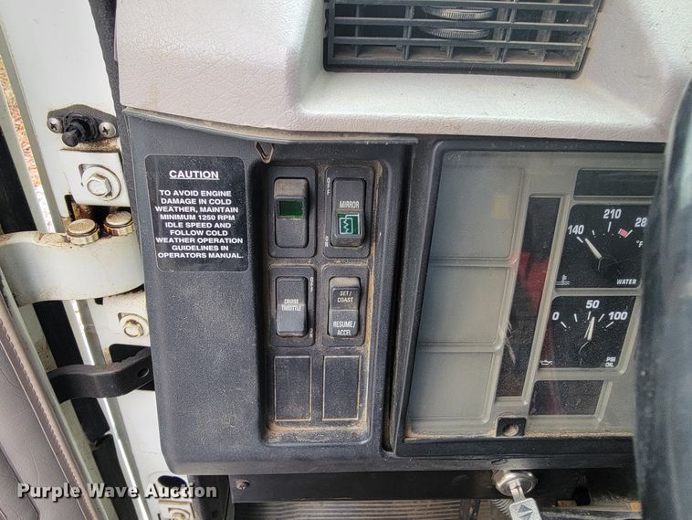 image for item JE9151 1998 International 4900  utility / service truck