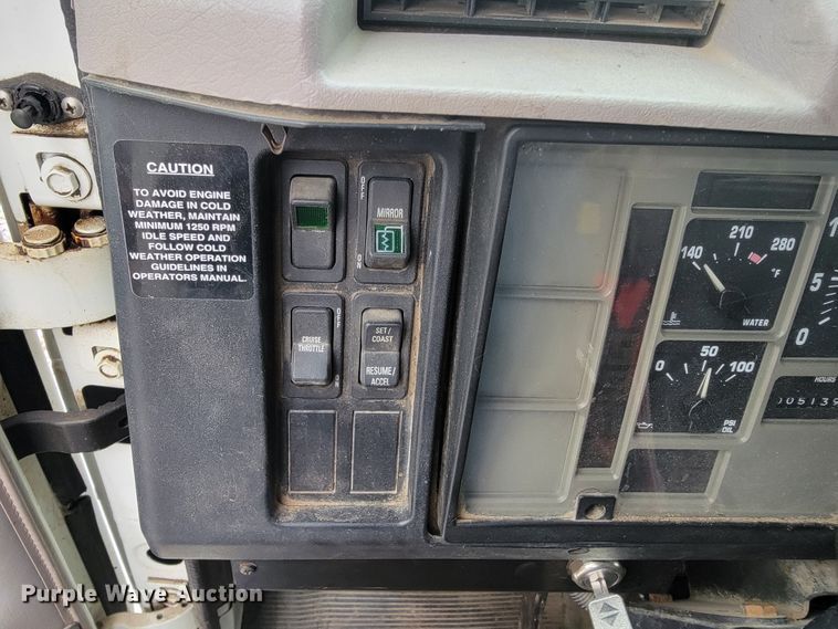 image for item JE9151 1998 International 4900  utility / service truck