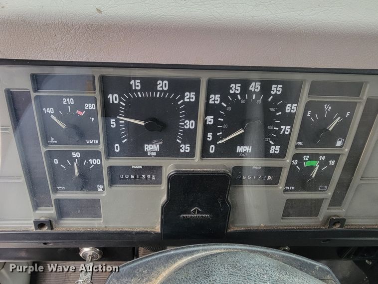 image for item JE9151 1998 International 4900  utility / service truck