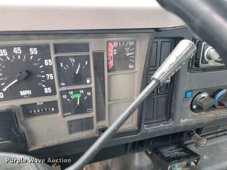 image for item JE9151 1998 International 4900  utility / service truck