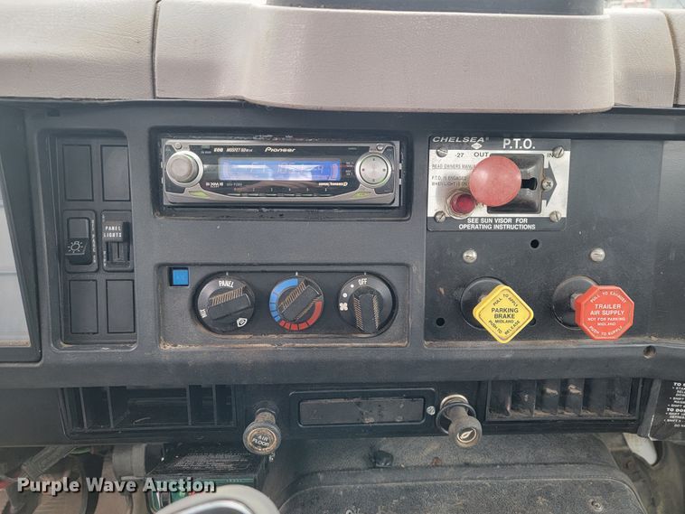 image for item JE9151 1998 International 4900  utility / service truck