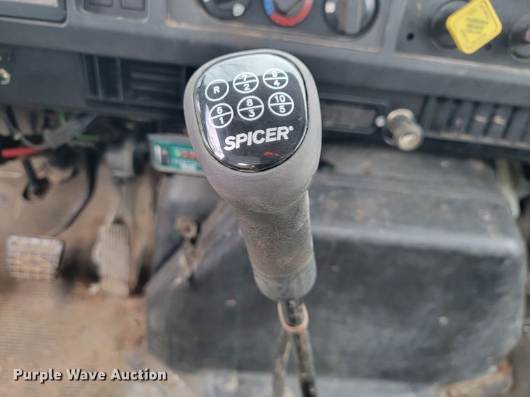 image for item JE9151 1998 International 4900  utility / service truck