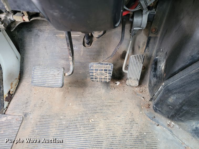 image for item JE9151 1998 International 4900  utility / service truck