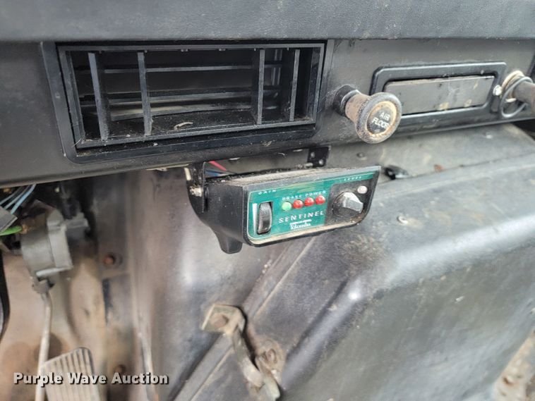 image for item JE9151 1998 International 4900  utility / service truck