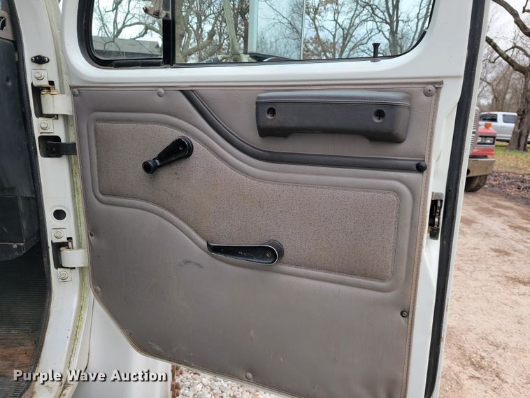 image for item JE9151 1998 International 4900  utility / service truck