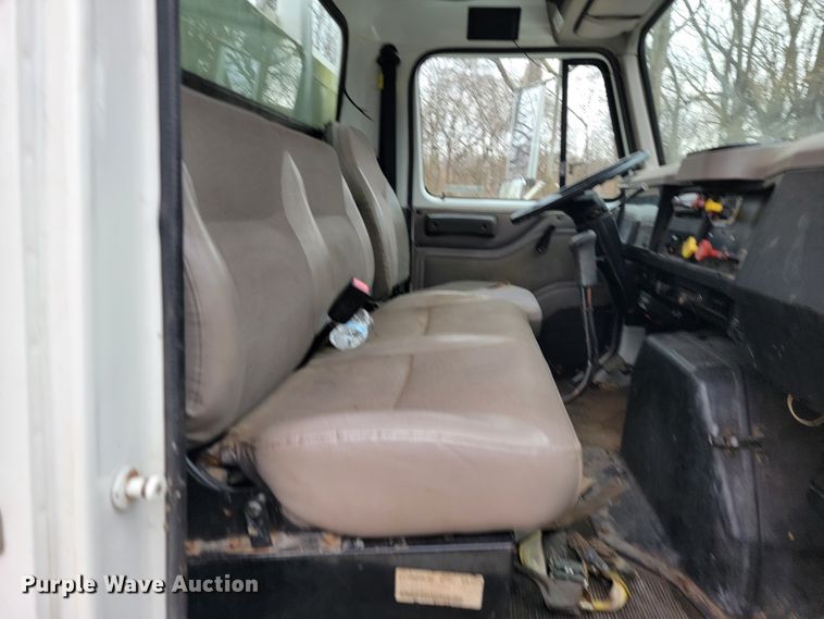 image for item JE9151 1998 International 4900  utility / service truck