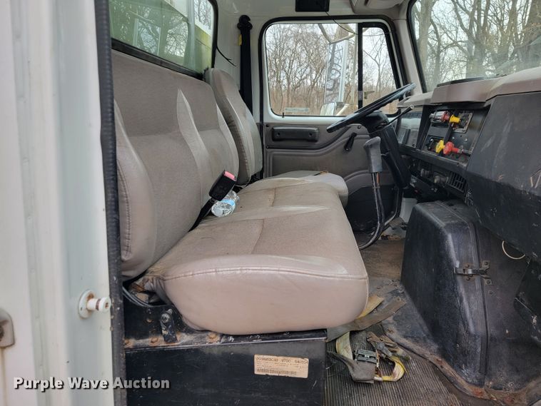 image for item JE9151 1998 International 4900  utility / service truck