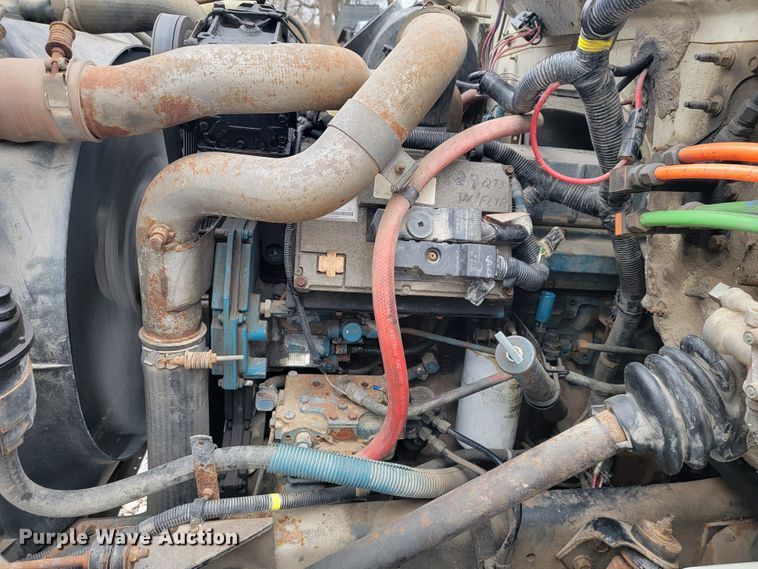 image for item JE9151 1998 International 4900  utility / service truck