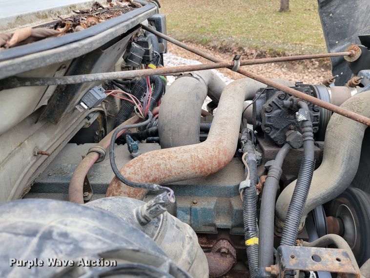 image for item JE9151 1998 International 4900  utility / service truck