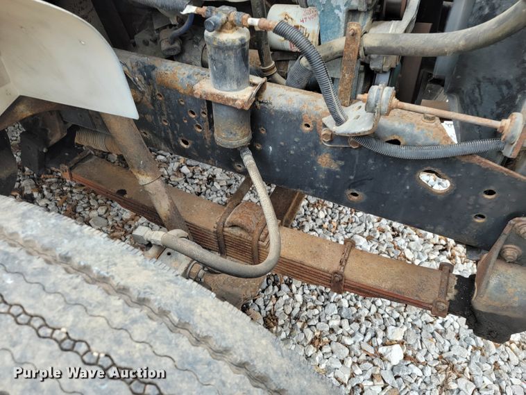 image for item JE9151 1998 International 4900  utility / service truck