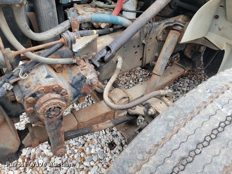 image for item JE9151 1998 International 4900  utility / service truck