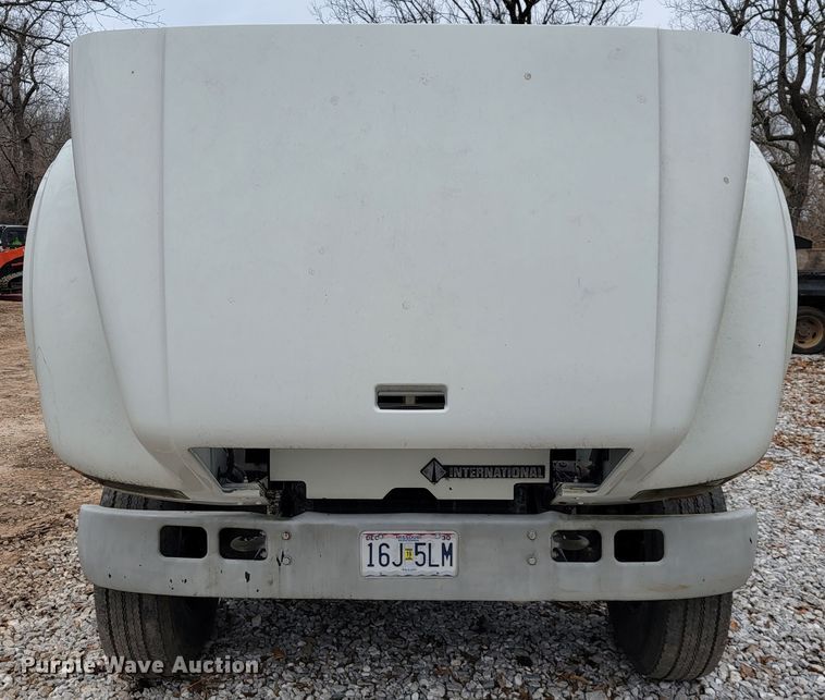 image for item JE9151 1998 International 4900  utility / service truck