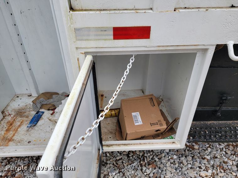 image for item JE9151 1998 International 4900  utility / service truck