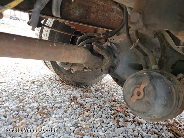 image for item JE9151 1998 International 4900  utility / service truck