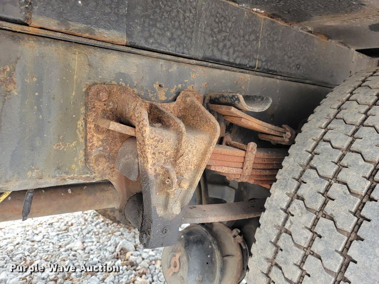 image for item JE9151 1998 International 4900  utility / service truck