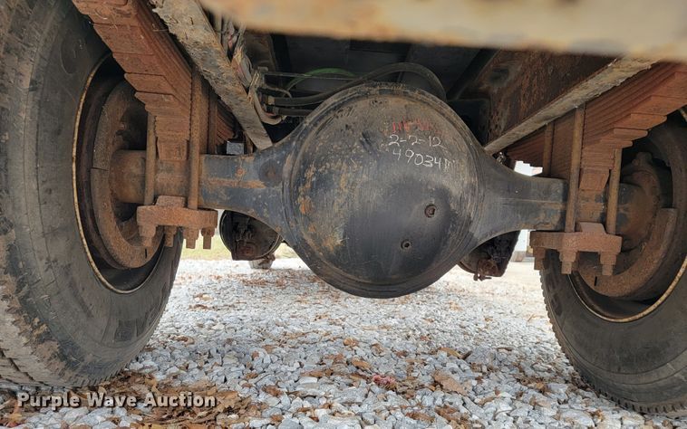 image for item JE9151 1998 International 4900  utility / service truck