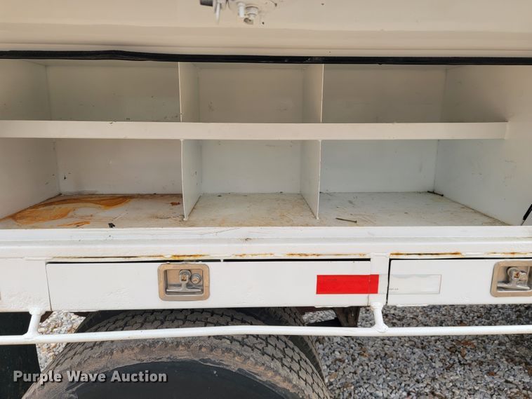 image for item JE9151 1998 International 4900  utility / service truck