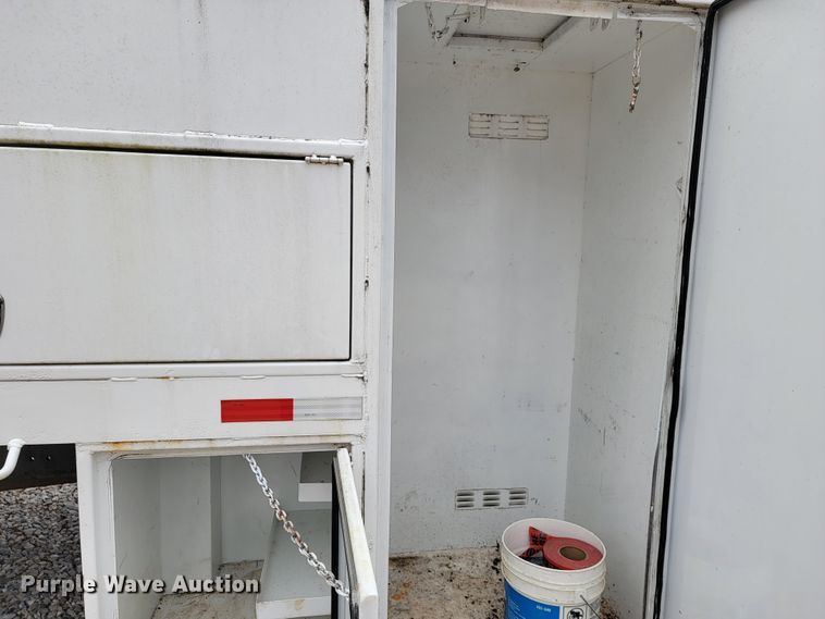 image for item JE9151 1998 International 4900  utility / service truck