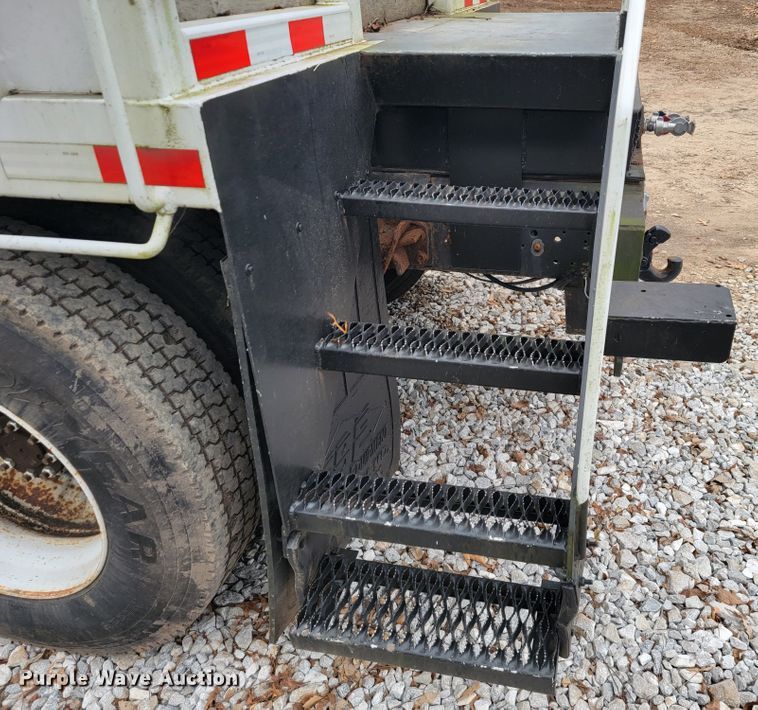 image for item JE9151 1998 International 4900  utility / service truck