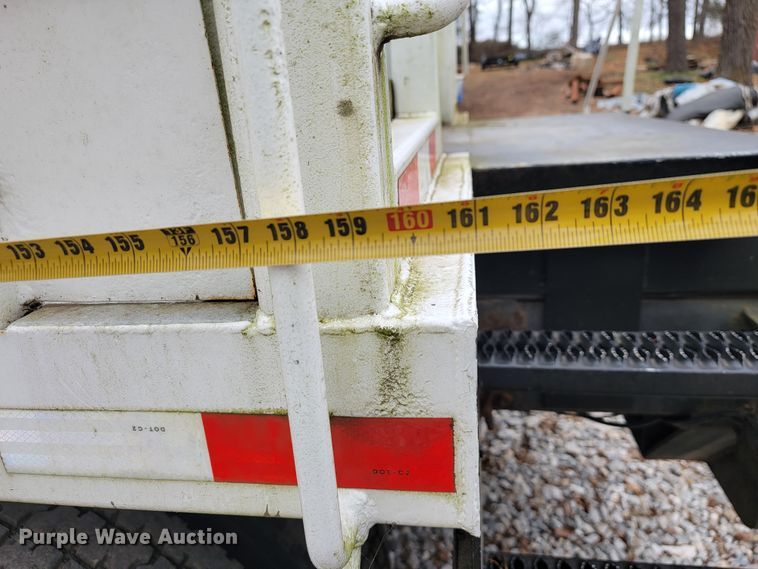 image for item JE9151 1998 International 4900  utility / service truck