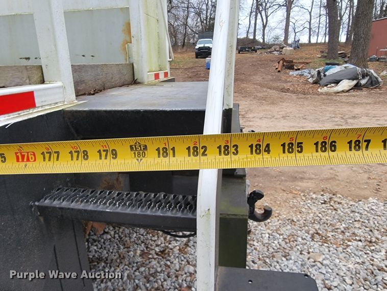 image for item JE9151 1998 International 4900  utility / service truck