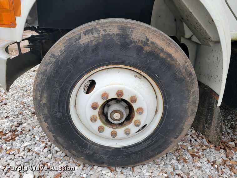 image for item JE9151 1998 International 4900  utility / service truck