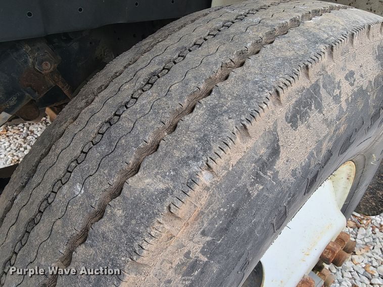 image for item JE9151 1998 International 4900  utility / service truck