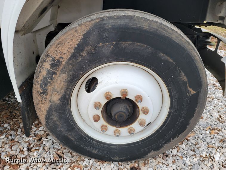 image for item JE9151 1998 International 4900  utility / service truck