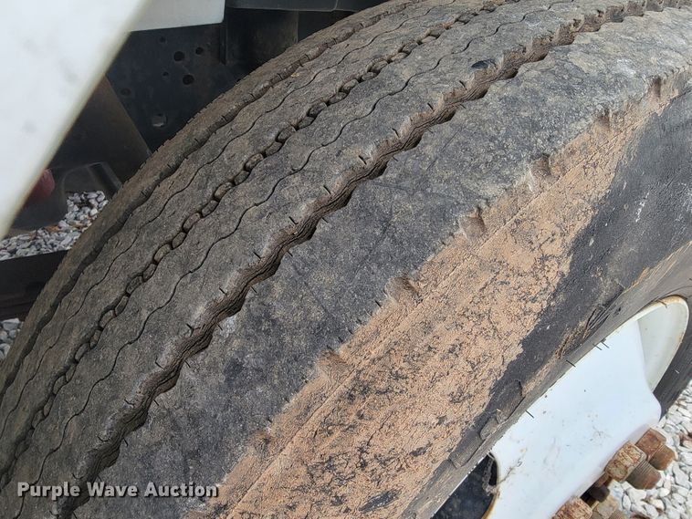 image for item JE9151 1998 International 4900  utility / service truck