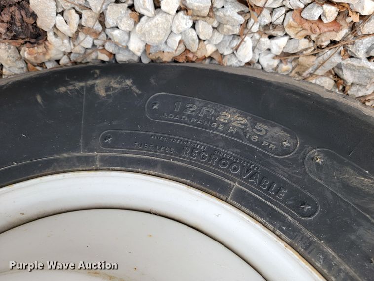 image for item JE9151 1998 International 4900  utility / service truck