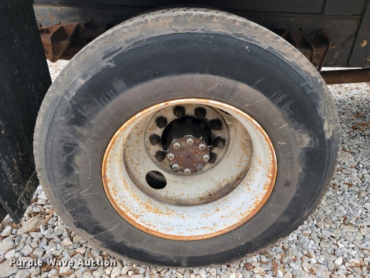 image for item JE9151 1998 International 4900  utility / service truck