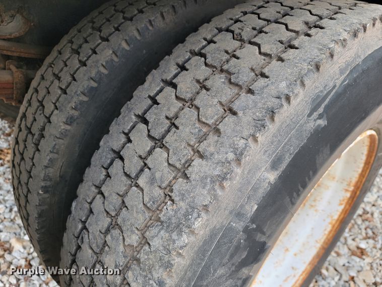 image for item JE9151 1998 International 4900  utility / service truck