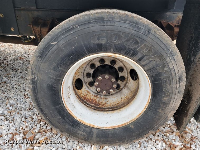 image for item JE9151 1998 International 4900  utility / service truck