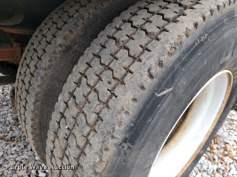 image for item JE9151 1998 International 4900  utility / service truck