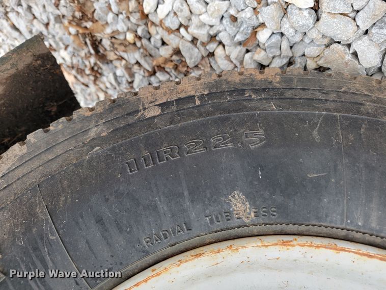 image for item JE9151 1998 International 4900  utility / service truck