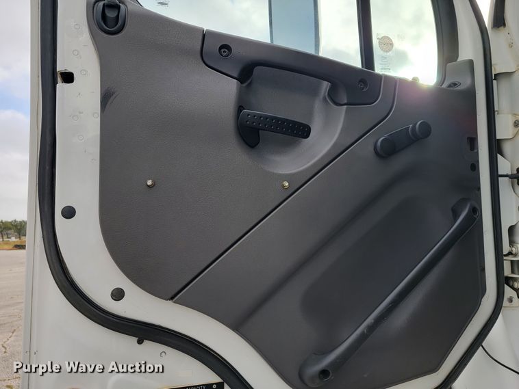 image for item JE9168 2004 Freightliner Business Class M2  pressure digger truck