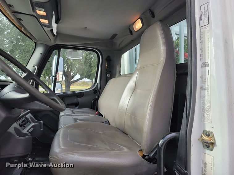 image for item JE9168 2004 Freightliner Business Class M2  pressure digger truck