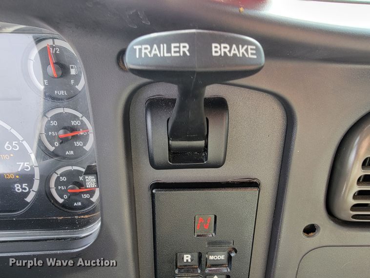 image for item JE9168 2004 Freightliner Business Class M2  pressure digger truck