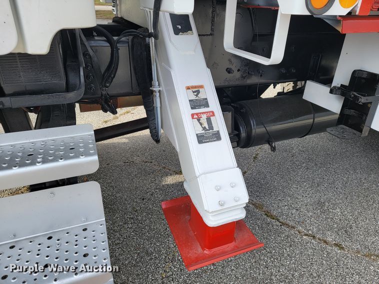 image for item JE9168 2004 Freightliner Business Class M2  pressure digger truck