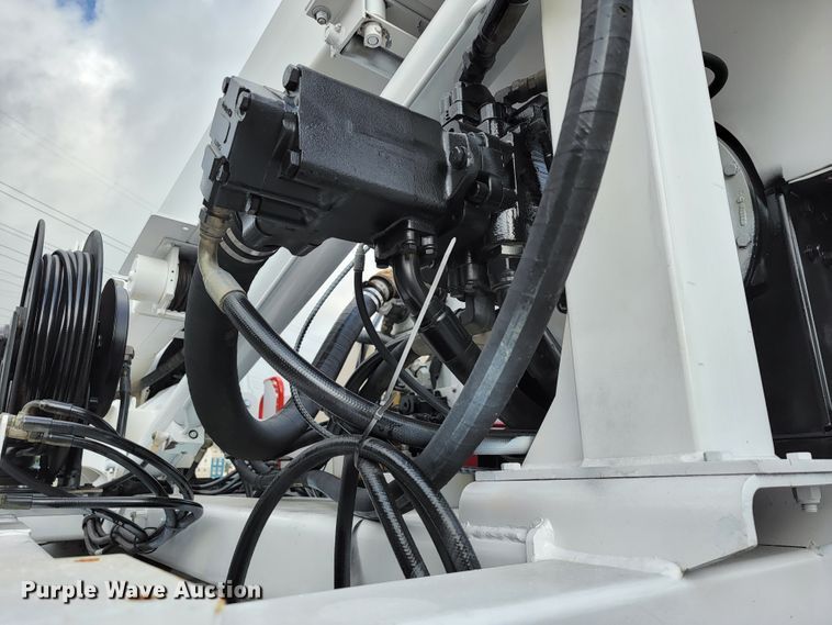 image for item JE9168 2004 Freightliner Business Class M2  pressure digger truck