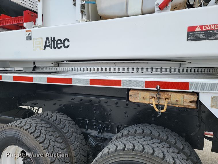 image for item JE9168 2004 Freightliner Business Class M2  pressure digger truck