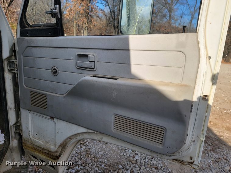 image for item JE9230 1993 GMC 4000DSL  flatbed truck