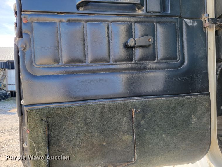 image for item JE9238 1998 Freightliner  roll-off container truck